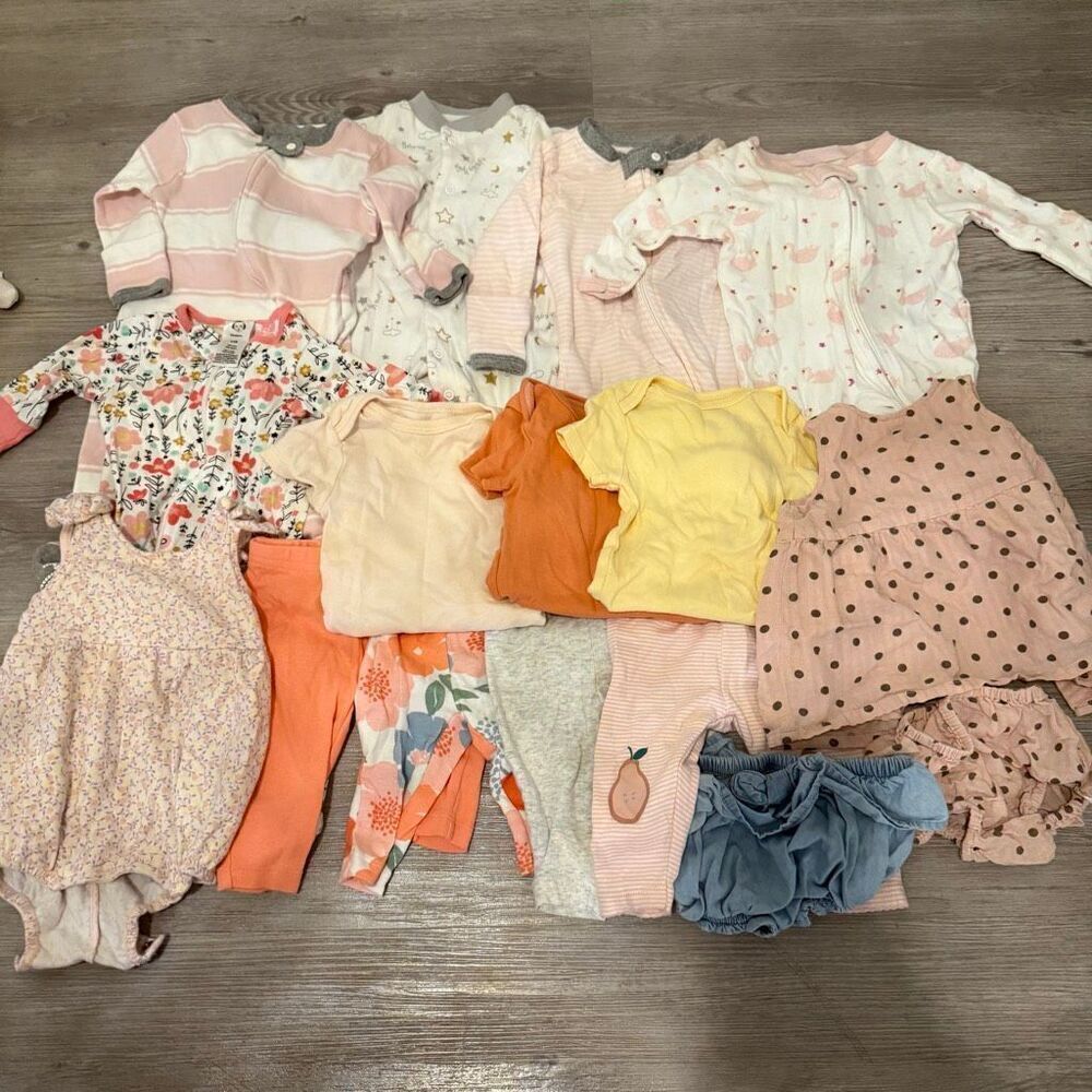 Lot of 15 pieces outfits and pajamas baby girl 0-3 months